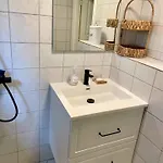 Nyaraló Charming Townhome Near And Square