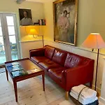 Charming Townhome Near And Square Nyaraló *