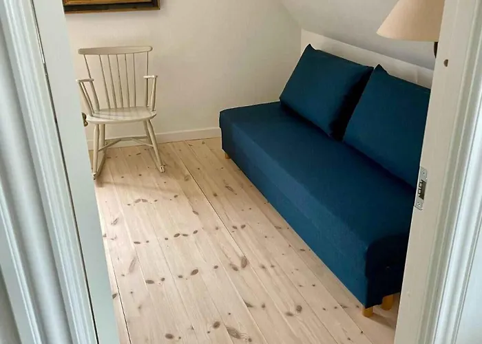 Charming Townhome Near And Square