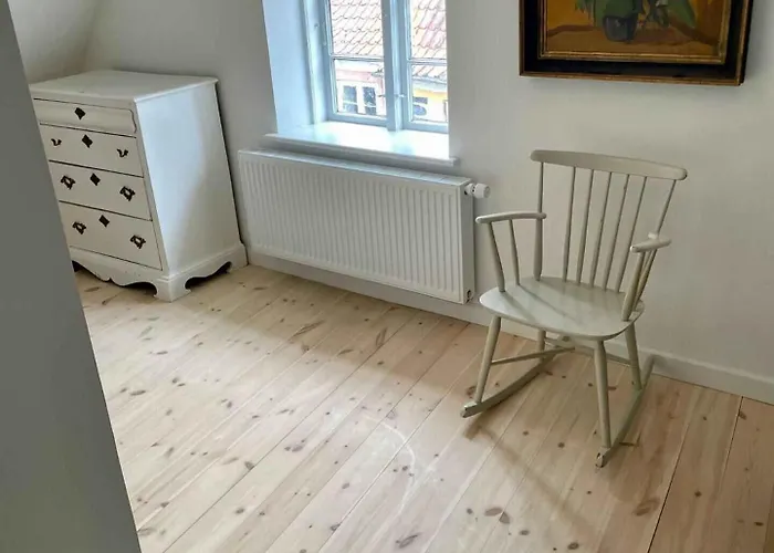 Charming Townhome Near And Square