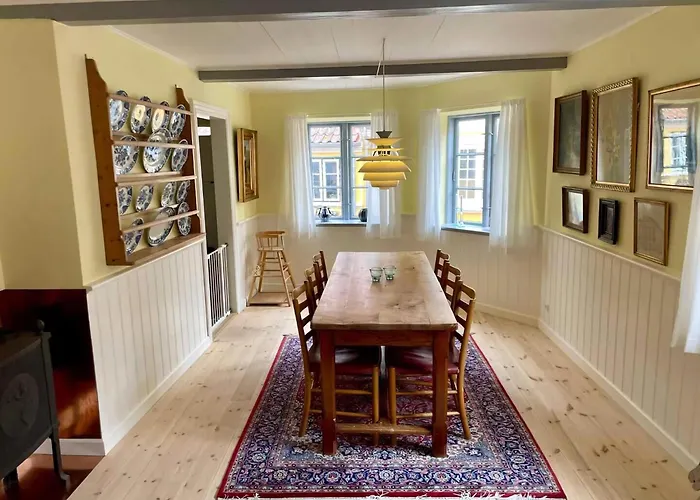 בית נופש Charming Townhome Near And Square